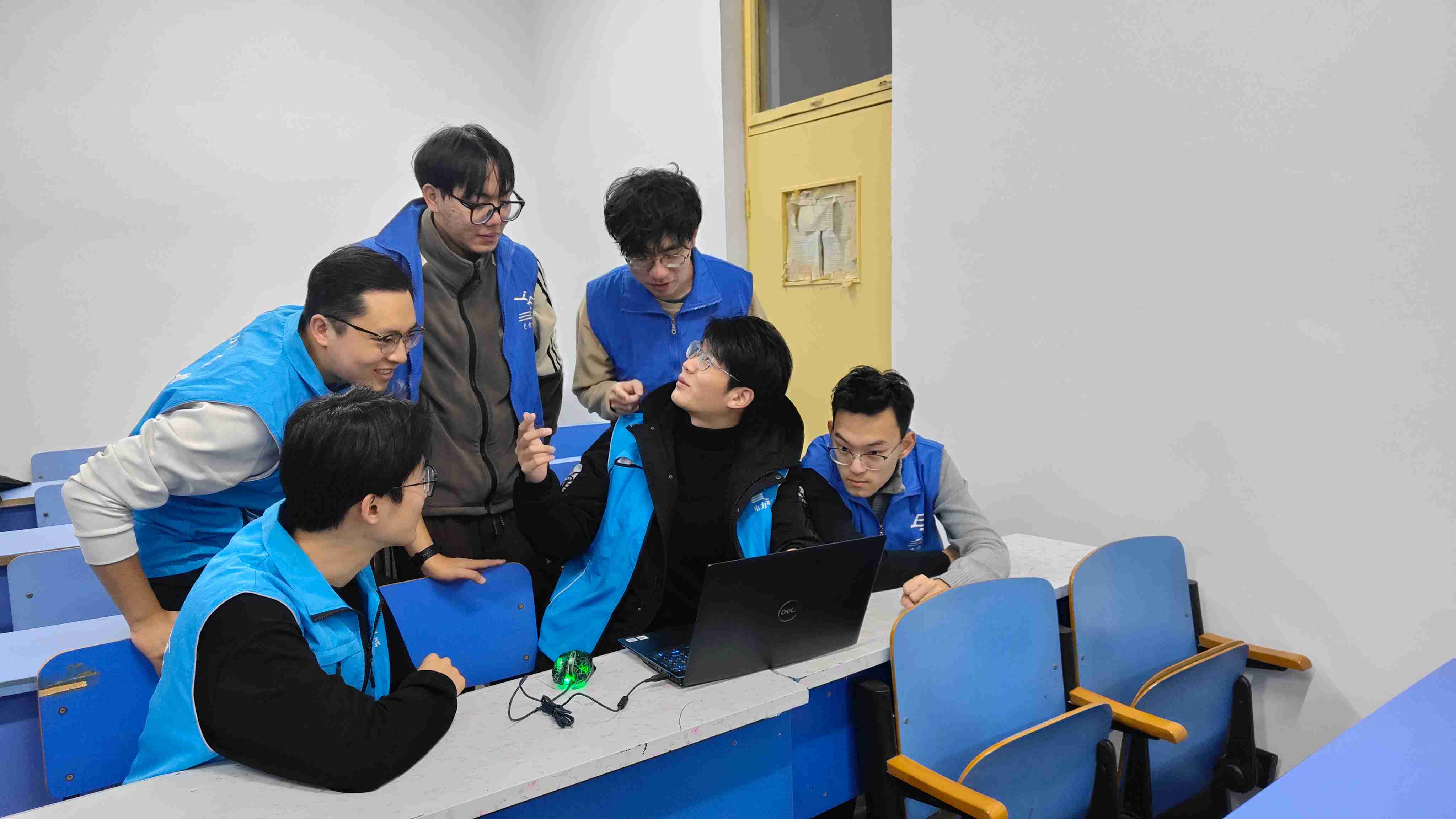 电脑前的小孩们低可信度描述已自动生成